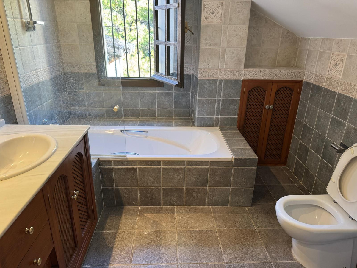 aecb022e9300646697edce5d5c462105 - 17