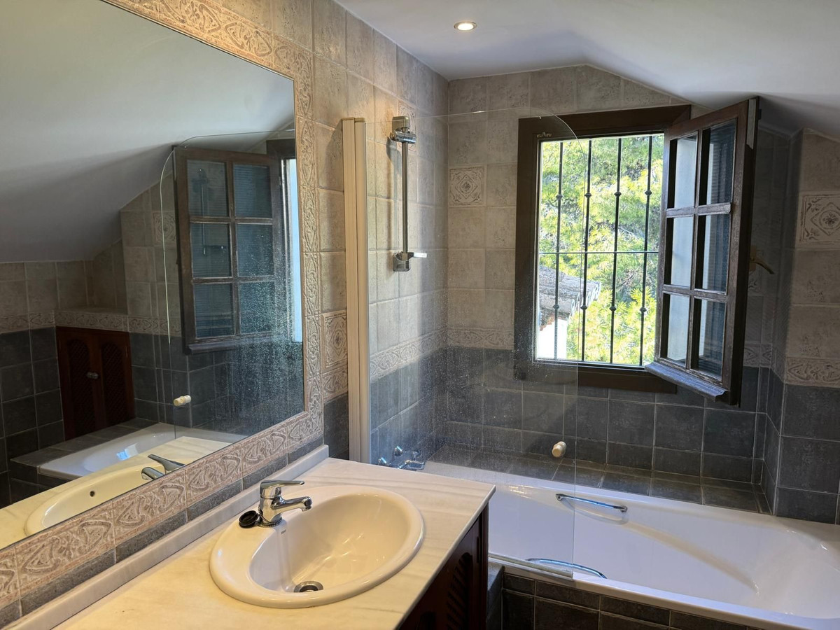 aecb022e9300646697edce5d5c462105 - 26