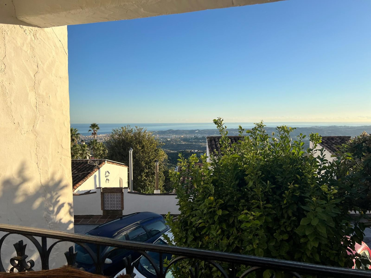 b5f9bb67c1b4bbb749cef709d6d4d856 - 1