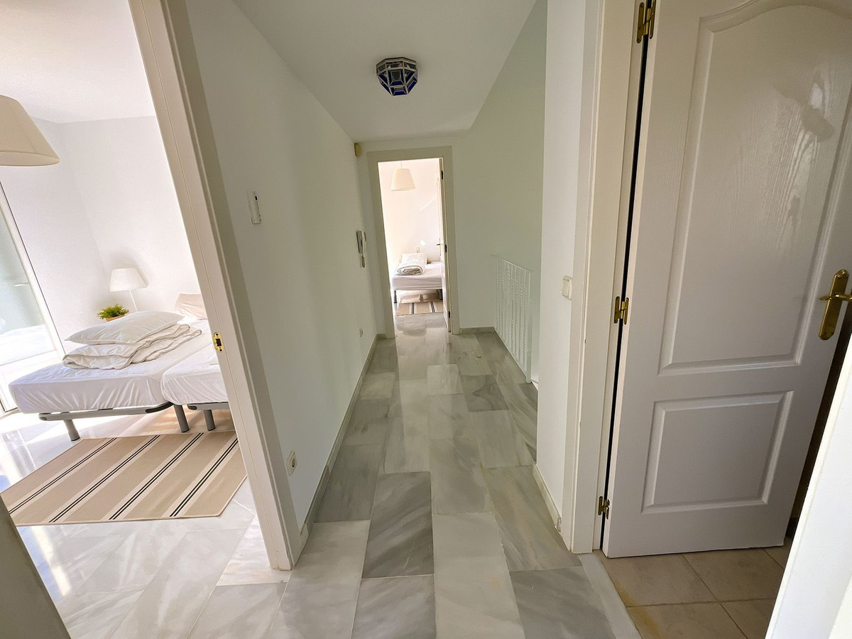 b7aa3cb401c597f5bad6b1e3681dea3f - 32