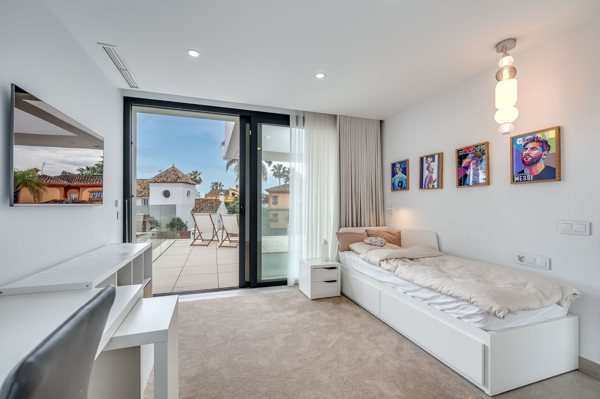 c2a0e0d146b05cb2d55c5ef3546509ee - 18