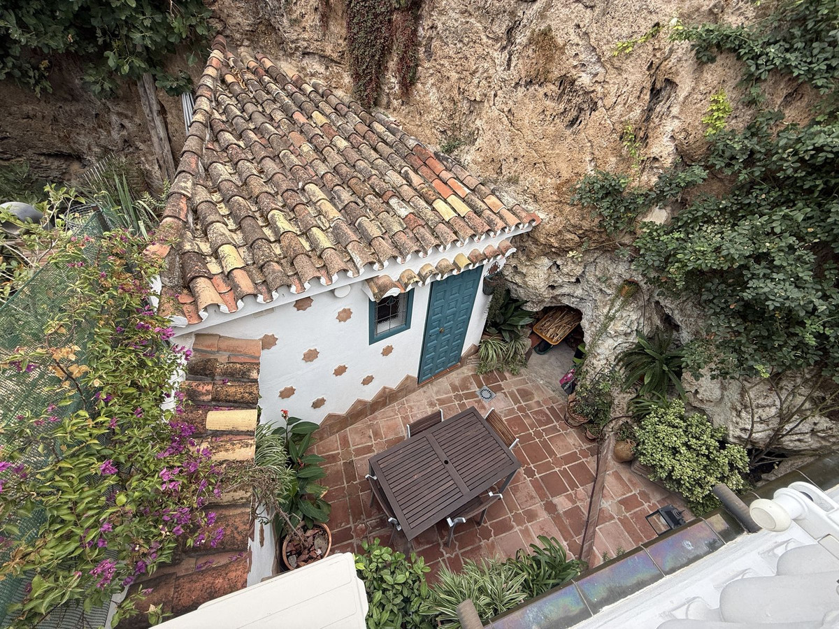 d342b9650ef0d2d6482ad5d7a94cc245 - 21