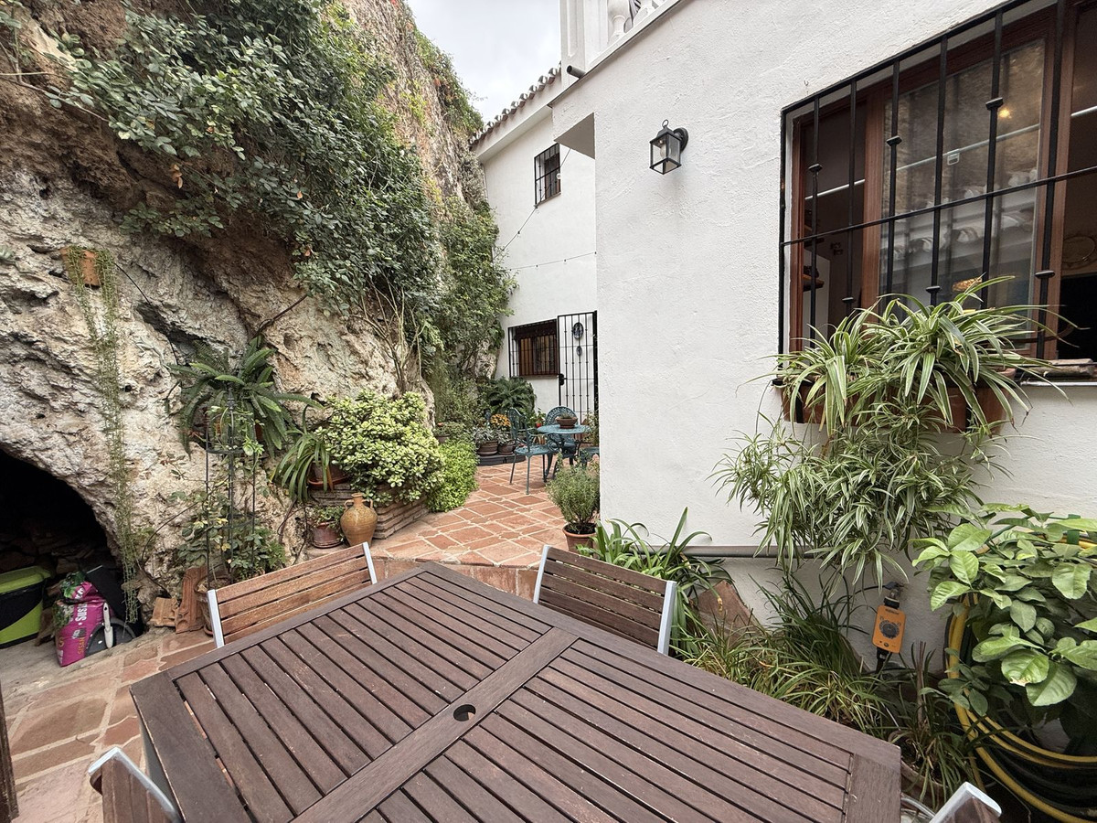 d342b9650ef0d2d6482ad5d7a94cc245 - 24