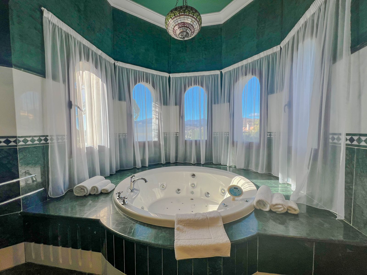 d3c5d6676963c14a6c54f5f4444a65a3 - 24