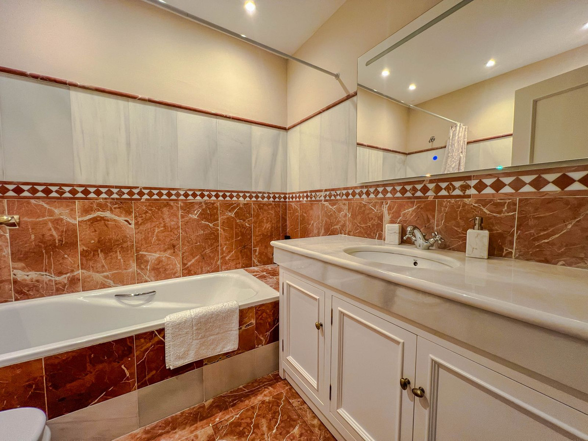 d3c5d6676963c14a6c54f5f4444a65a3 - 31