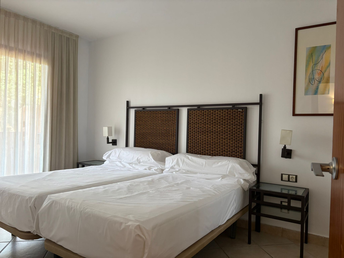 da0f0c1cb5a64afd6824e9c85aefaf64 - 13