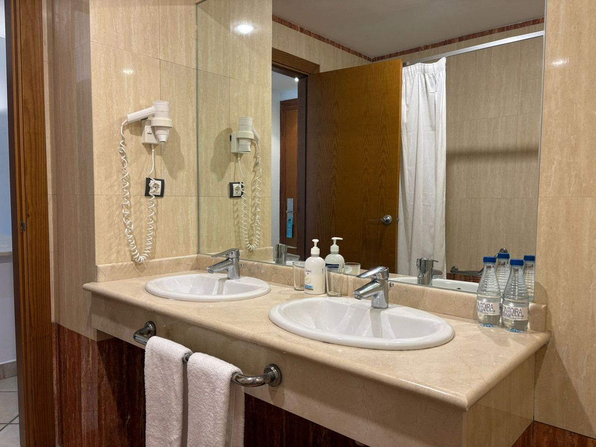 da0f0c1cb5a64afd6824e9c85aefaf64 - 20