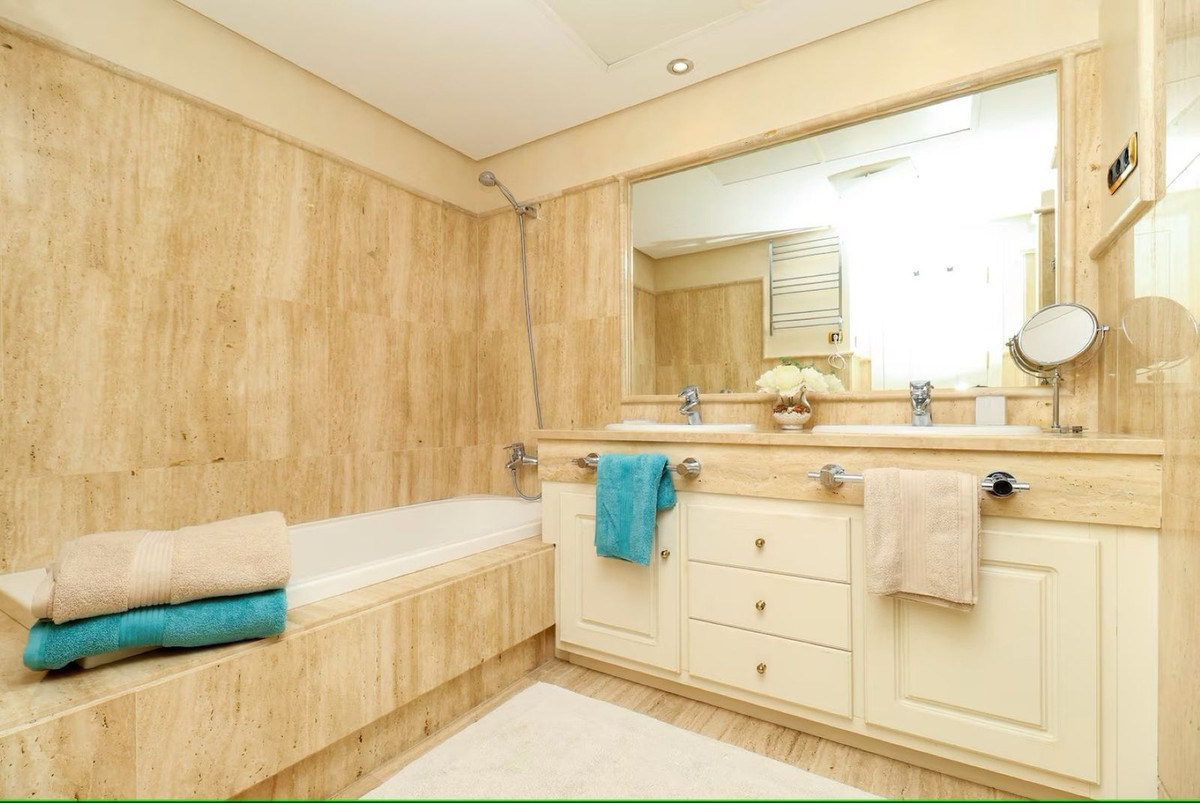 e2a257fb9997b07b4e5837ef0e2e9b5b - 17