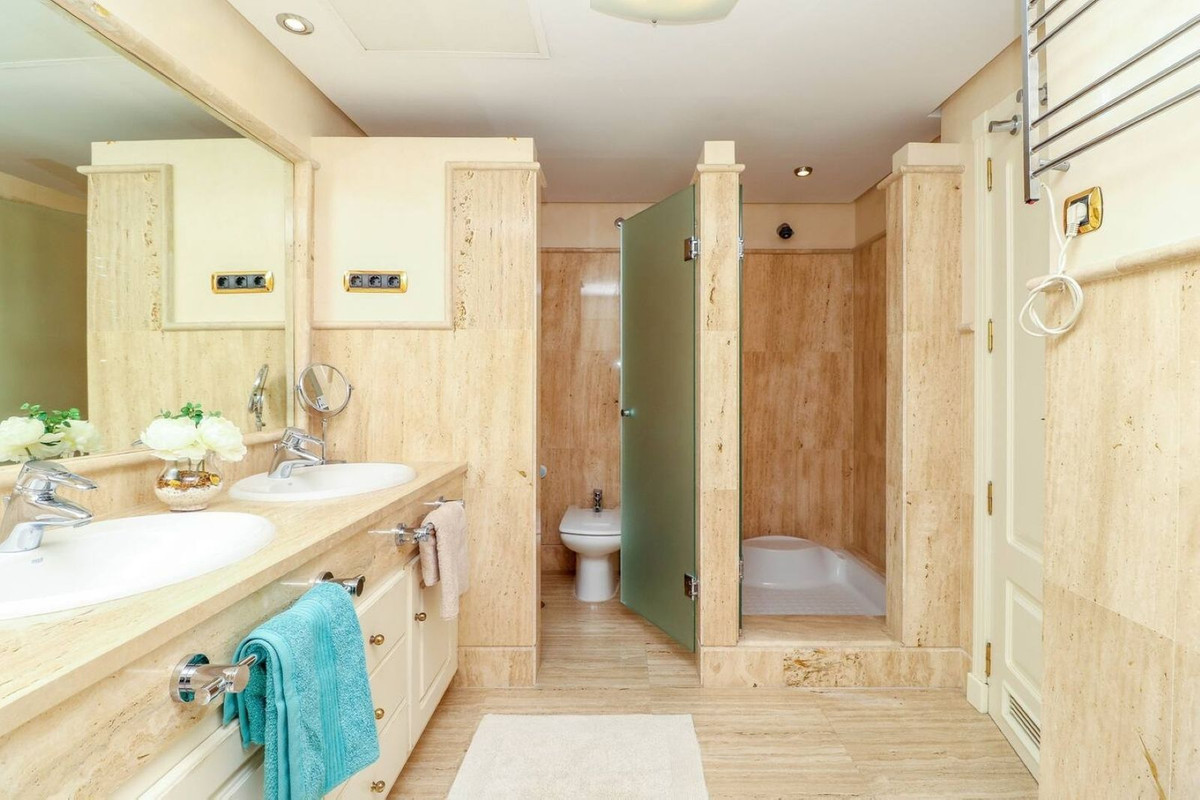 e2a257fb9997b07b4e5837ef0e2e9b5b - 18