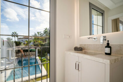 ed866b3a80d82575deefc4349da83ff5 - 24