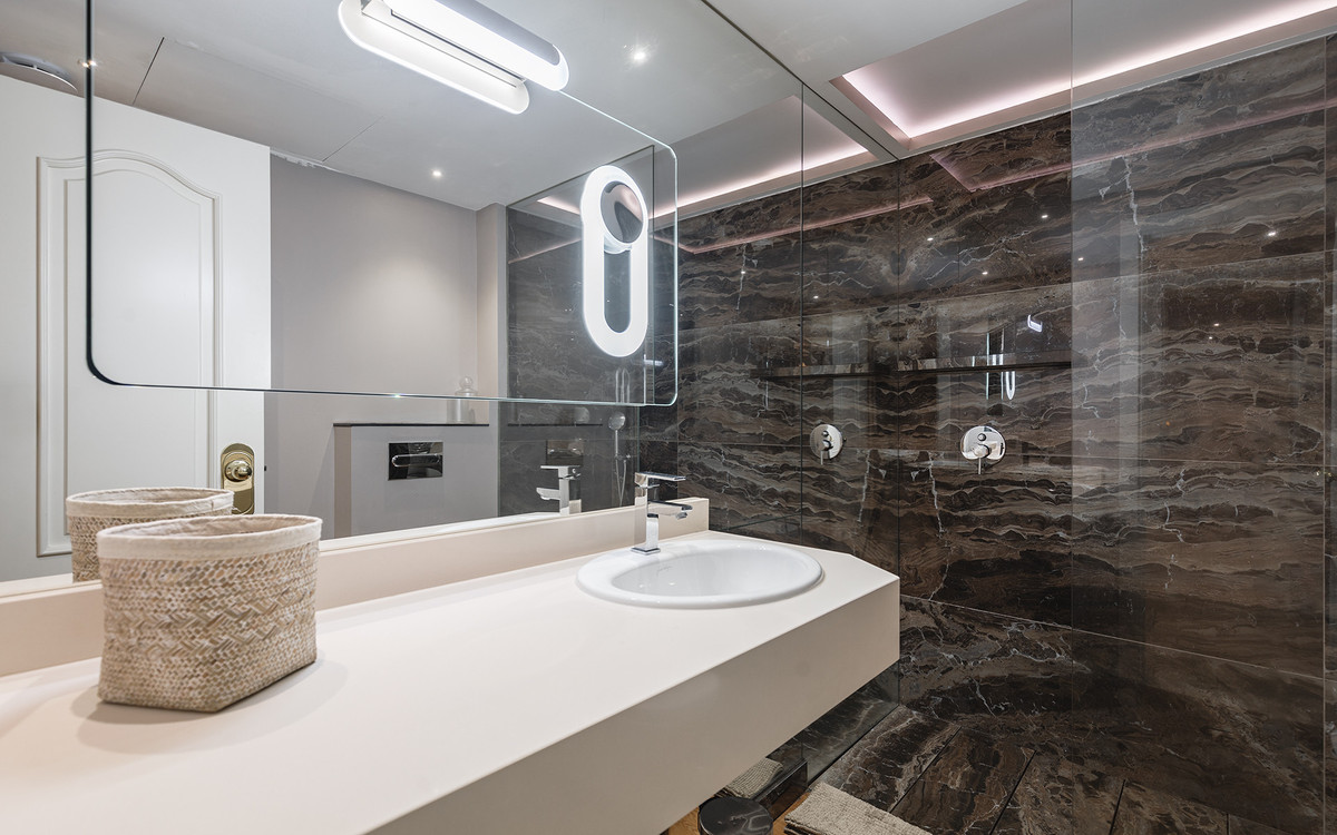 ef4f71c2d3784df43fa51e59267b2fca - 18