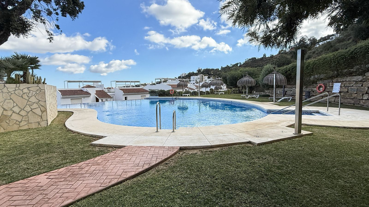 f0e420060b613c8b379fc738728db5c0 - 32