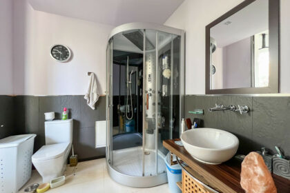 03e3d68932df814bea03782a43bd5826 - 32