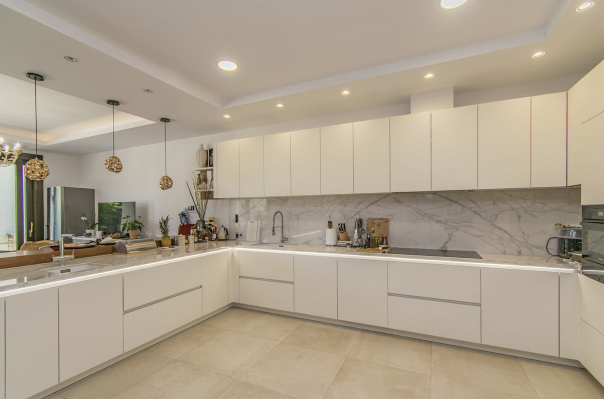 06a9dd8ad80d5a382e3ded05b275b349 - 22