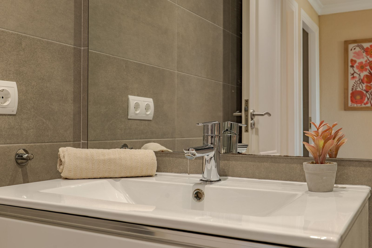 06b860de238aa46a828cee006a931295 - 38