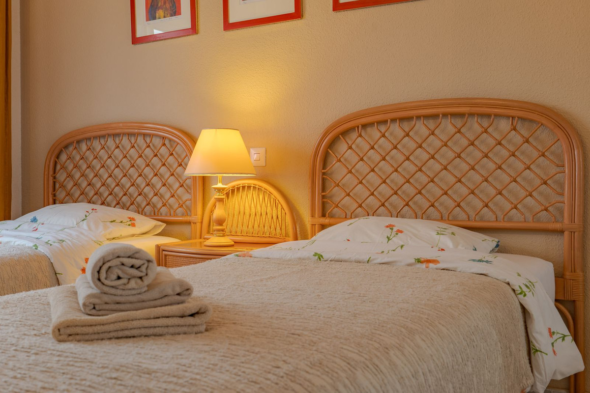 06b860de238aa46a828cee006a931295 - 40