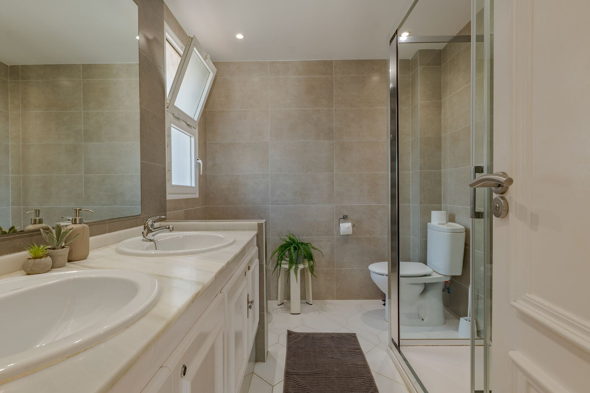 06b860de238aa46a828cee006a931295 - 46