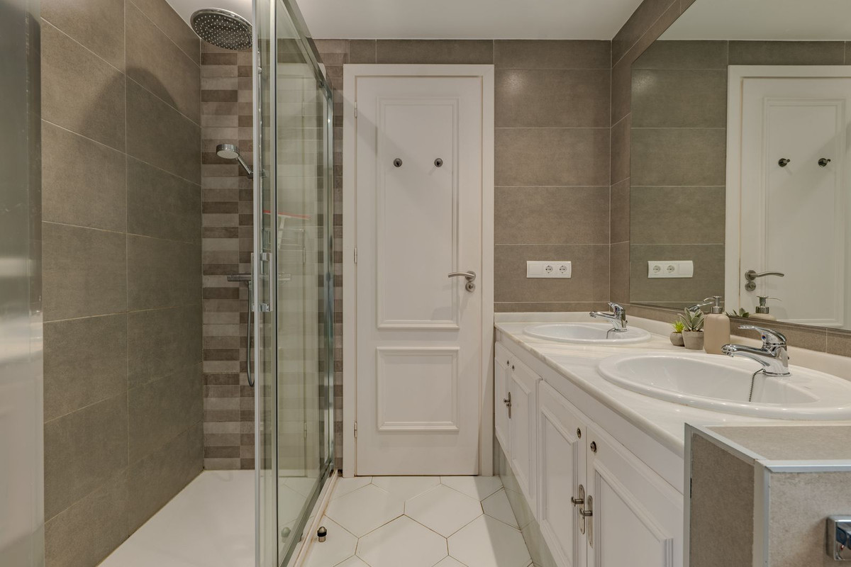 06b860de238aa46a828cee006a931295 - 51