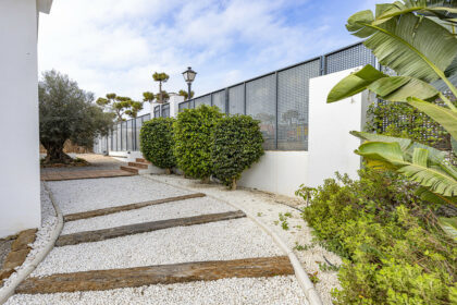 0e8473aea3b3f1966bd6fa7ad424fec8 - 25