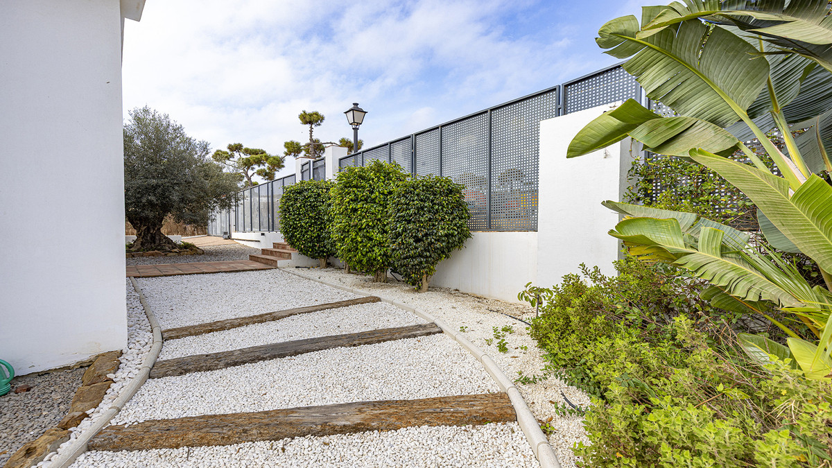 0e8473aea3b3f1966bd6fa7ad424fec8 - 25