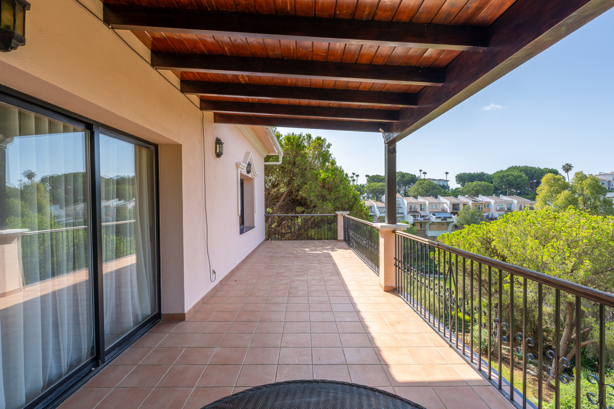 11f1a6e24d171679916f74322d82bb5f - 23