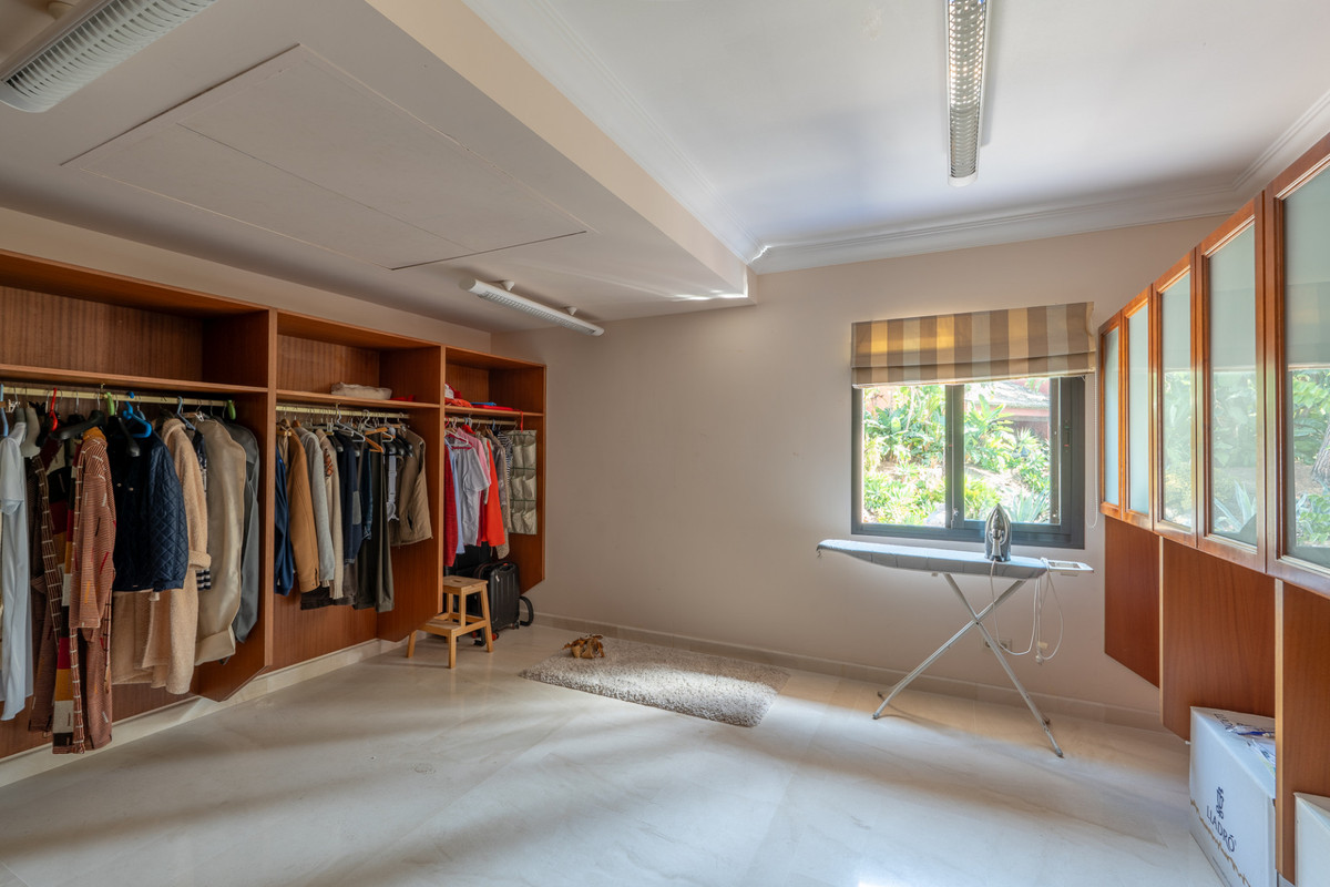 11f1a6e24d171679916f74322d82bb5f - 27