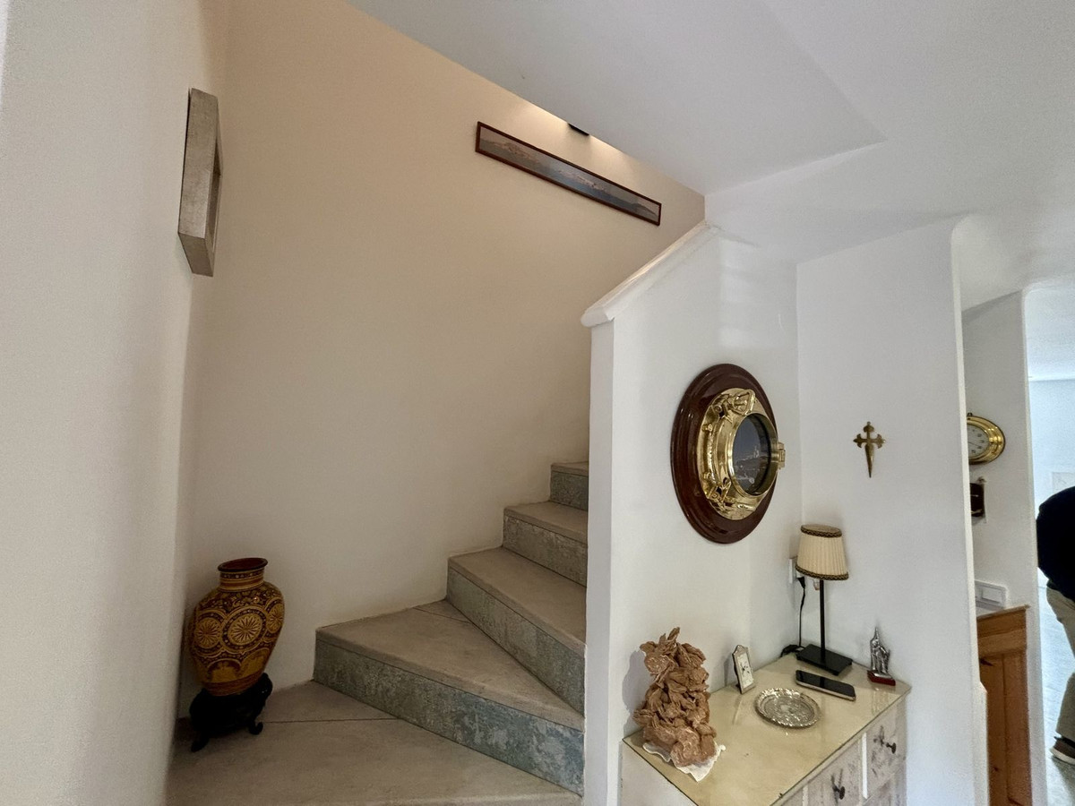 e1c6942b1a309d996368052554671599 - 24