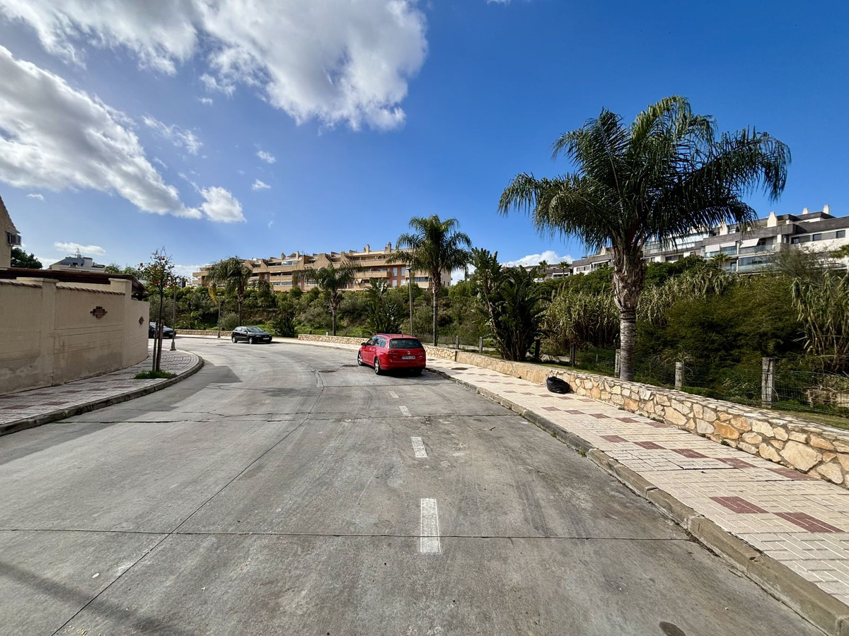 e1c6942b1a309d996368052554671599 - 25