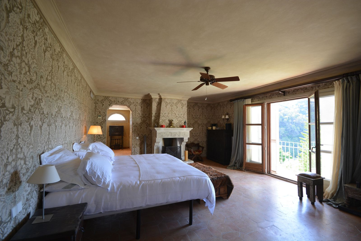 eb19e9ed1582f5aceeae9b1008b6d8e6 - 24