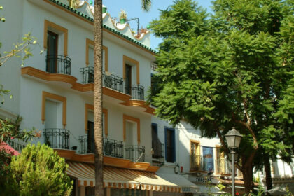 ee3455be0e34f6816cdce4132fe7ba88 - 12