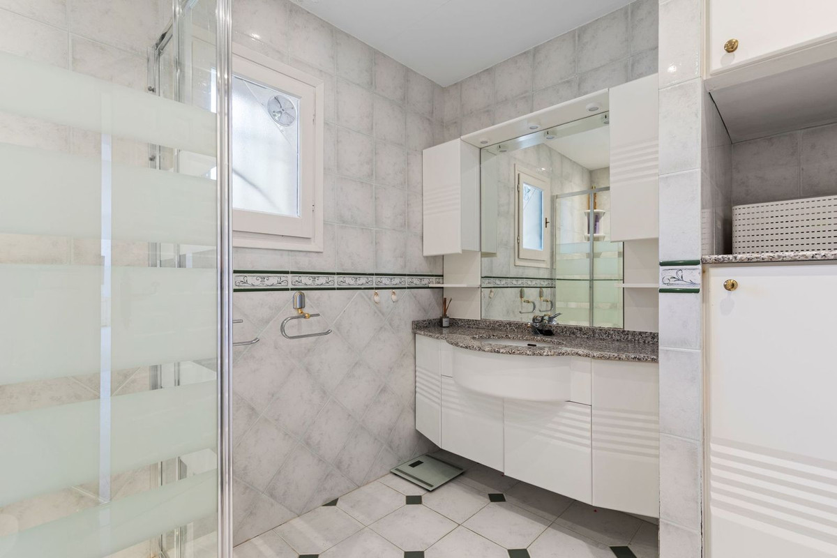 07cc73c077017100cf6dd1a40e663235 - 23