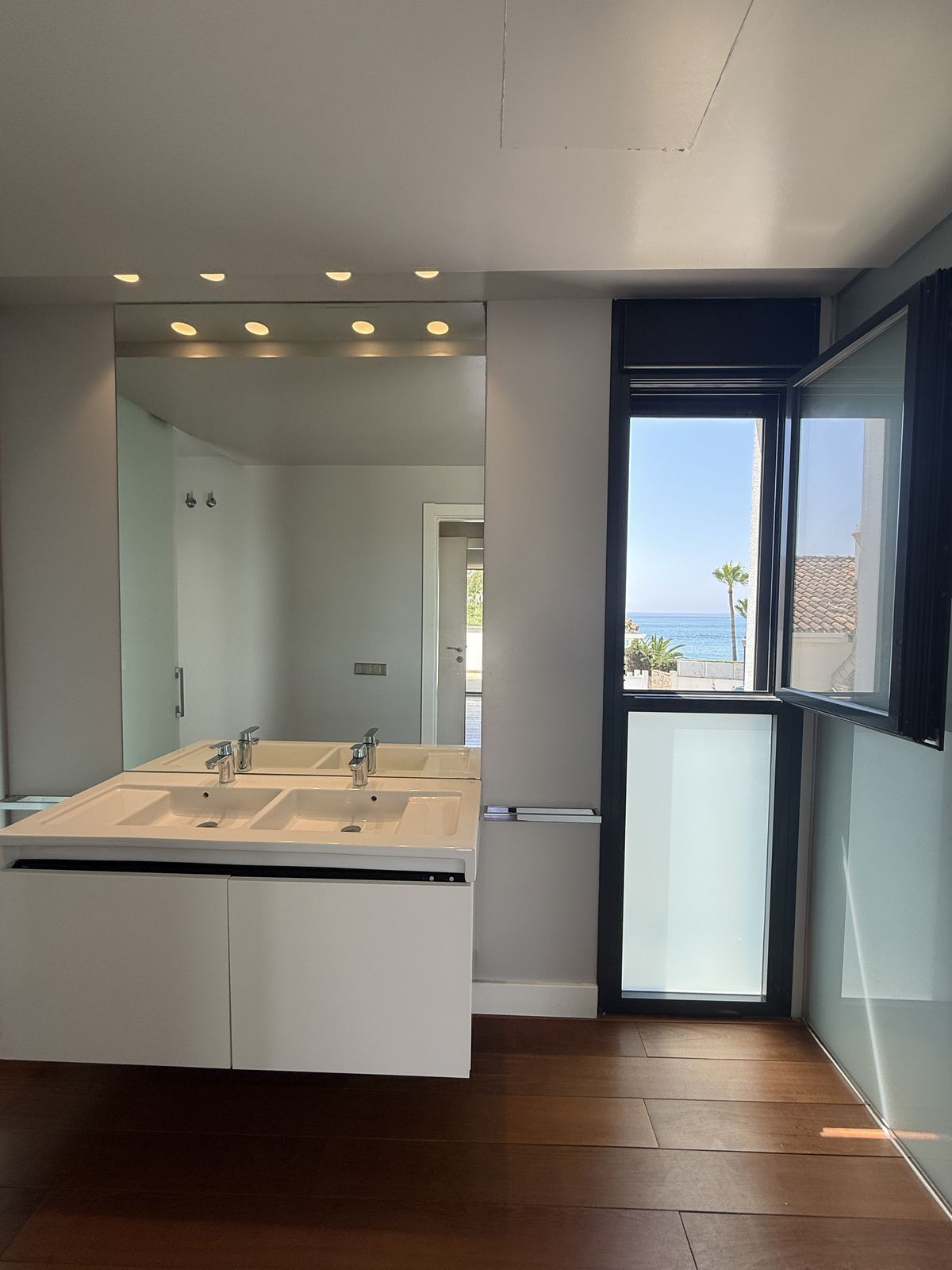 2a60441e2a4fe5f042c76d1dd4bb1963 - 24