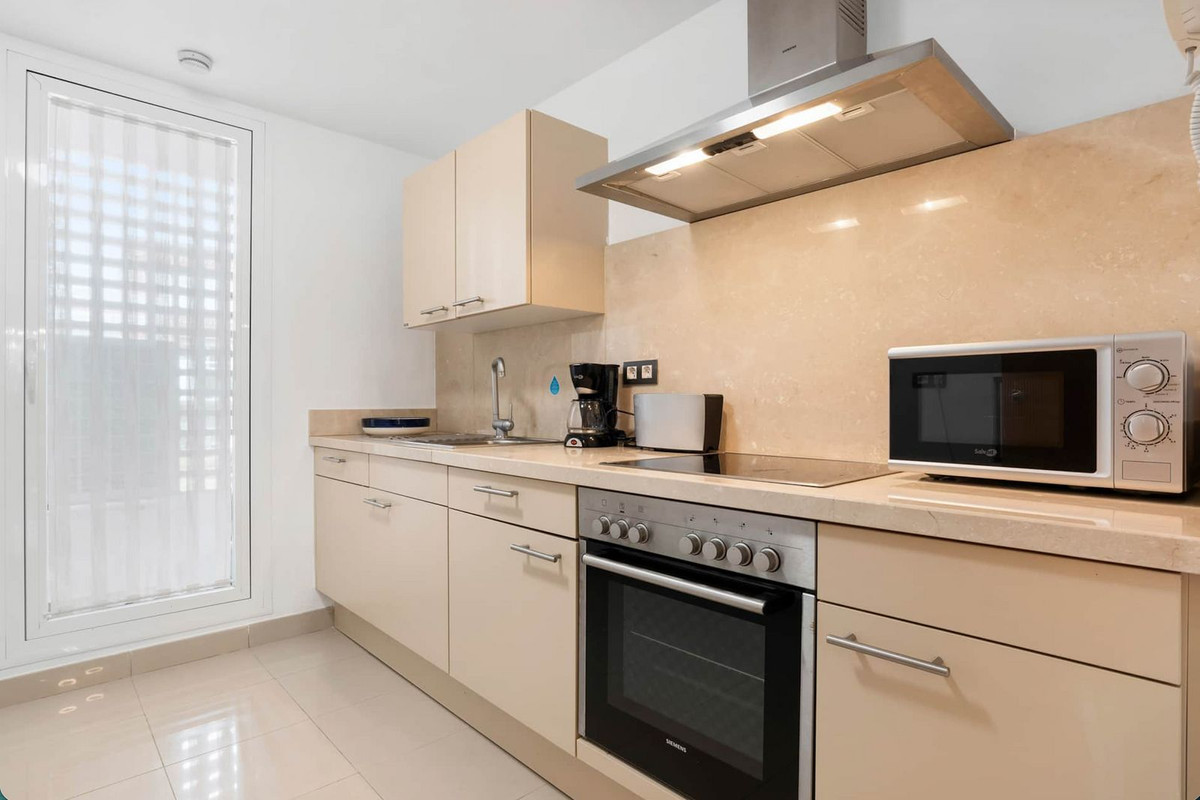 31409fc28e64b558eeaf98b102e40407 - 12