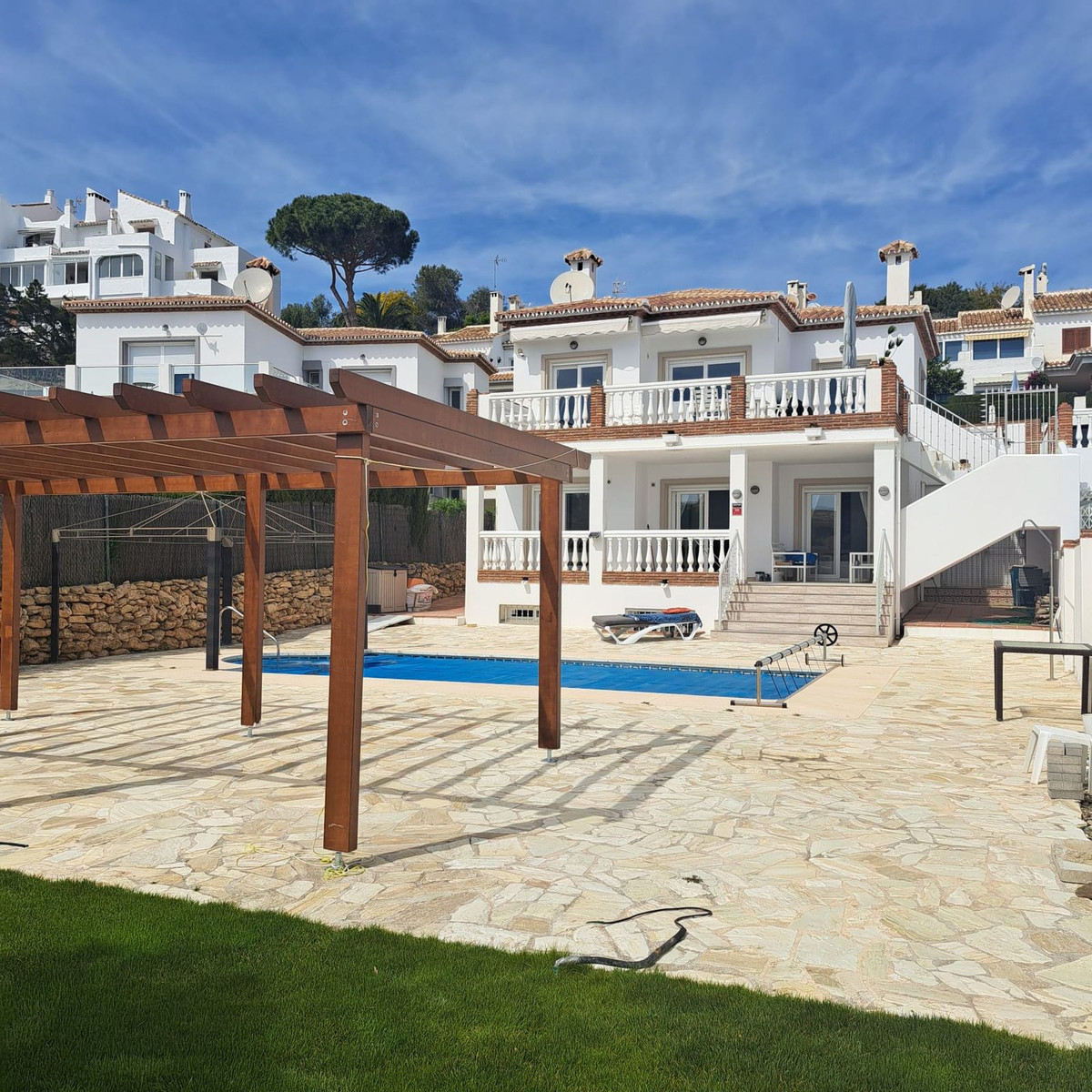 43081885fdfb98067a4e67da75ce7feb - 1