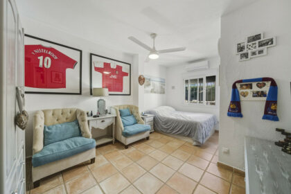 6189b1c65d207fd092706cf2df1f9ce2 - 16