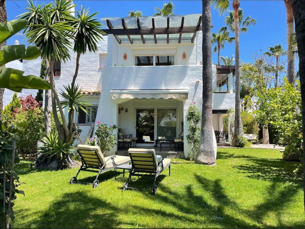 69c83cc49b8c7c46235f176ab9c0e13d - 1