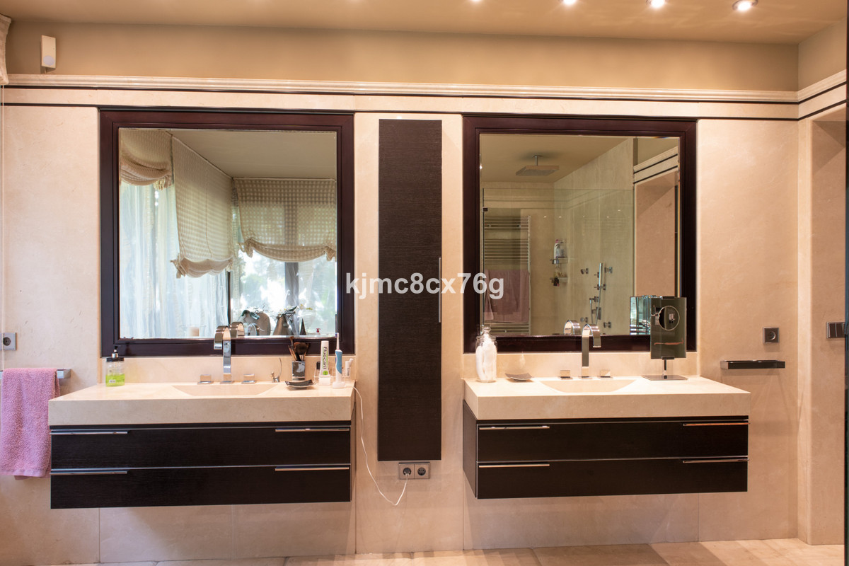 7273c0f51e534cf647dc171f0bf2422c - 37