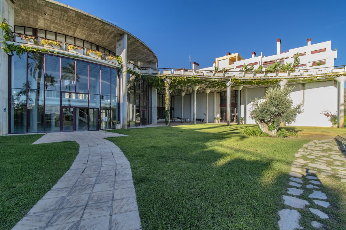 7ff7e90e2fbe47703d292bd692972b04 - 24