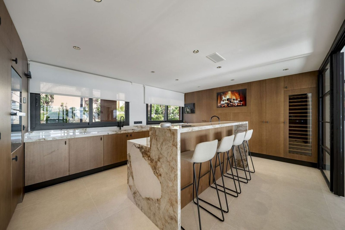 91e6eaea63f95ce1dca9134c8819503e - 14