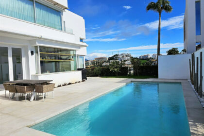 92812ee109c744043e37cc9e49e01e56 - 1