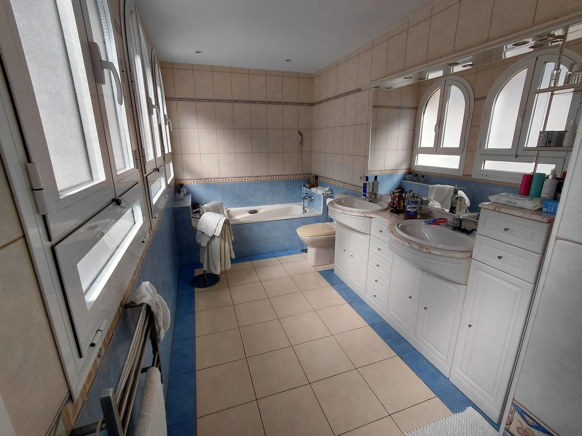 a523ab06dad68f0f419c4f6e2023892c - 35