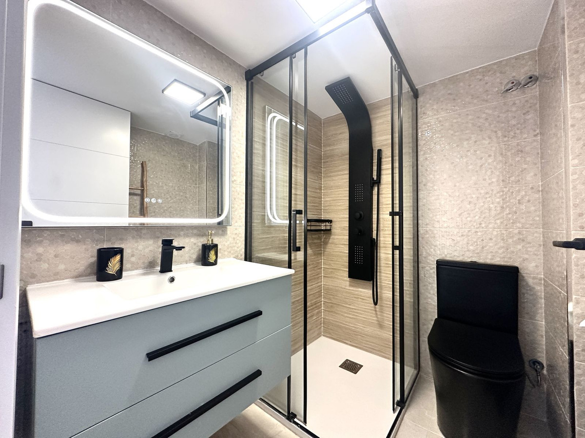 b8af2998cc7f00d93cf29222175396f1 - 32