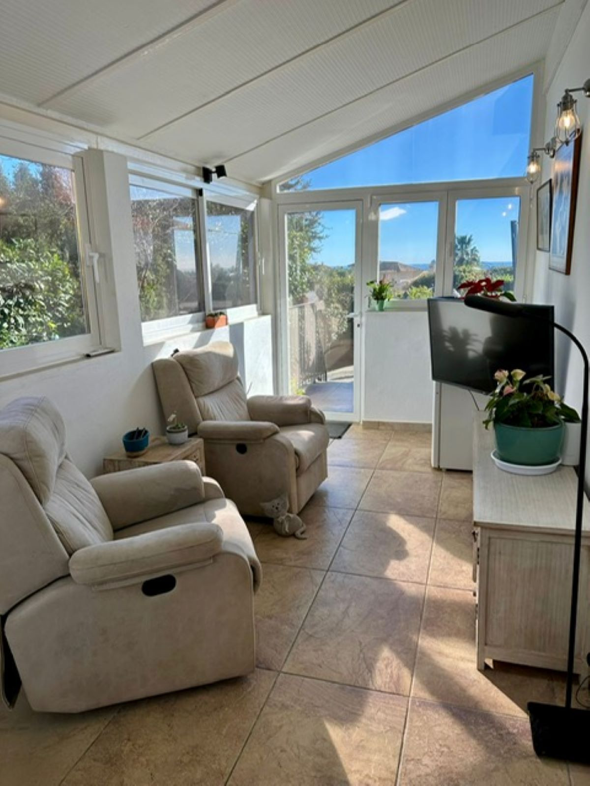 bce229de048f584a518e75783bda5956 - 14