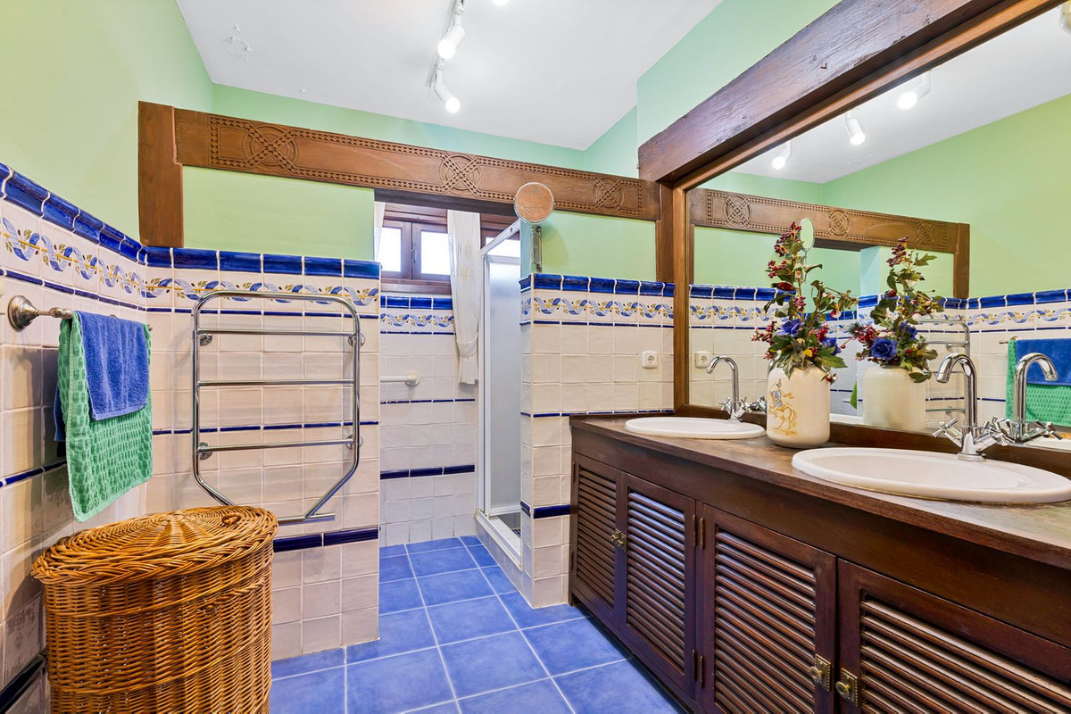 bcfd21026a95a25f585c87d201b7f080 - 18