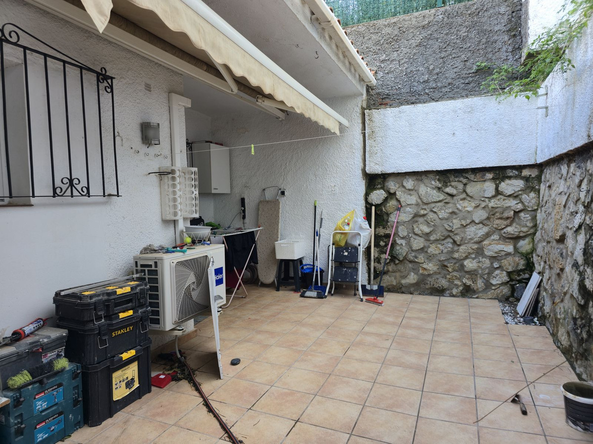 d4f464395fff32fd779d41fc573c0a5e - 12