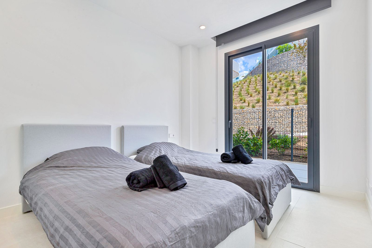 d777081949c18d239b5f9c1164891f07 - 12