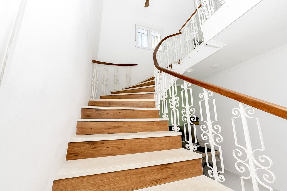 e0f27b4a060f2a2b0e60b376a7de4ae7 - 18