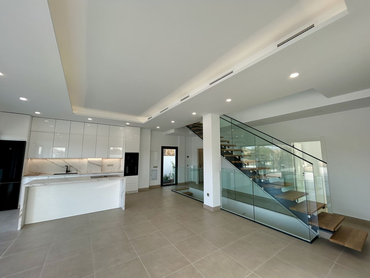 e11afe61ed4ae4e23eba8df8fdaa95d2 - 14