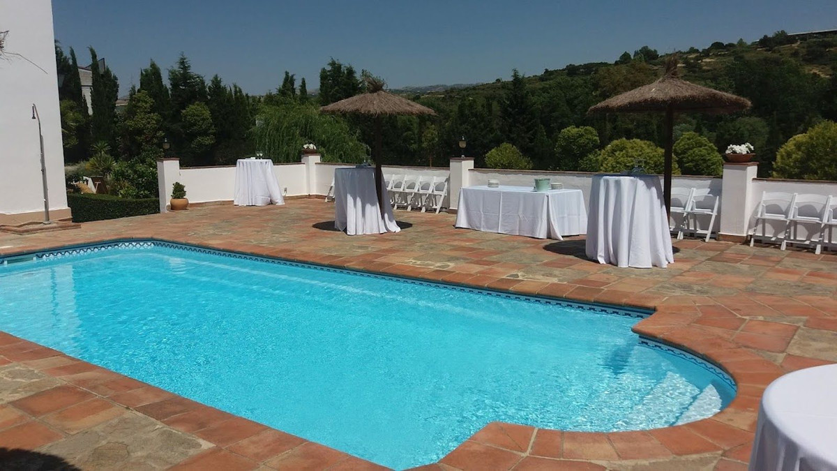 e203c488ce3d49fa9e5a86ee532d4d04 - 12