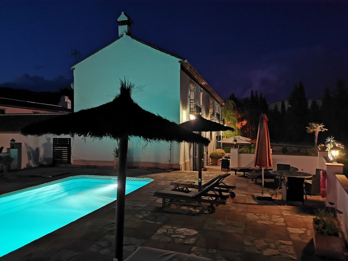 e203c488ce3d49fa9e5a86ee532d4d04 - 27